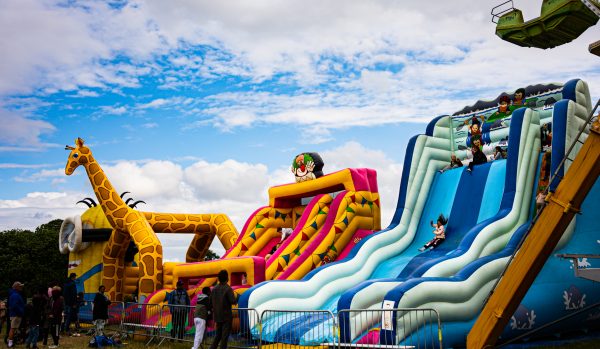 Hoppeborg med rutsjebane