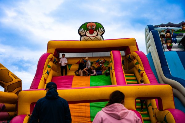 Hoppeborg med glade børn